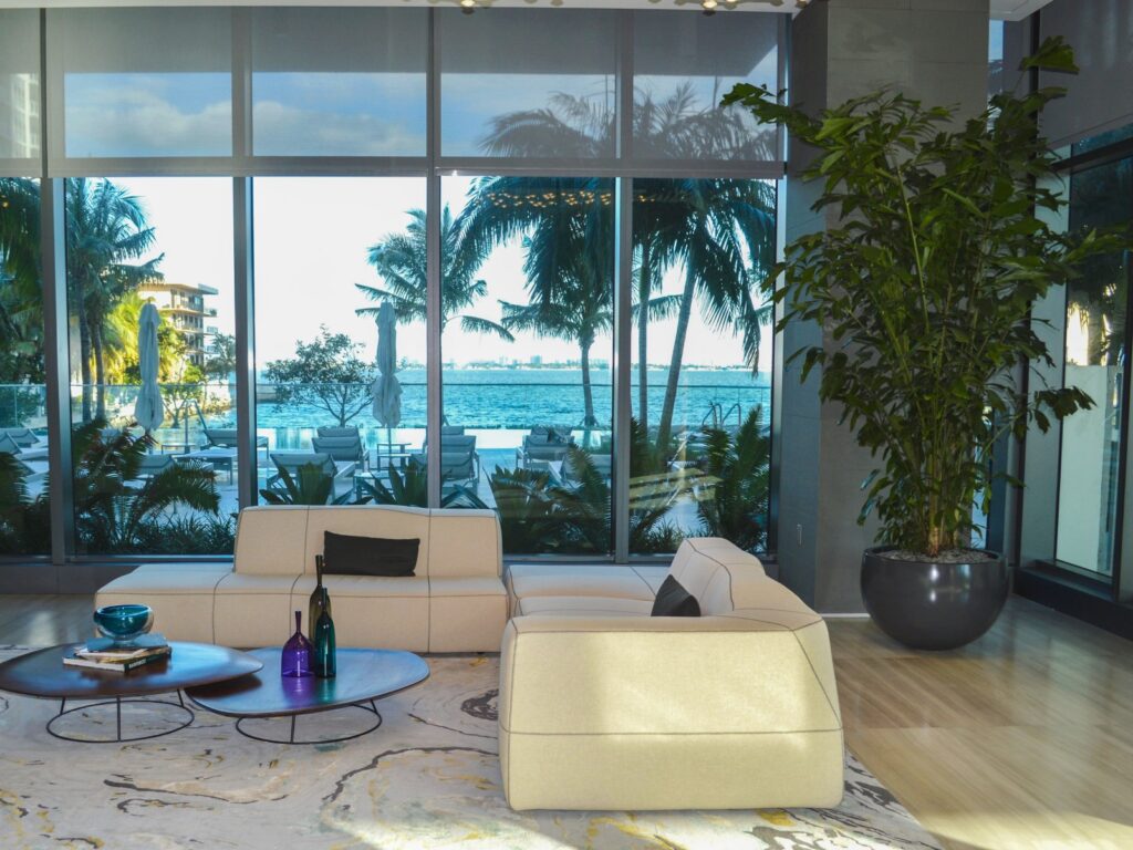 Elegancia contemporánea: transforme sus interiores con maceteros modernos para interiores