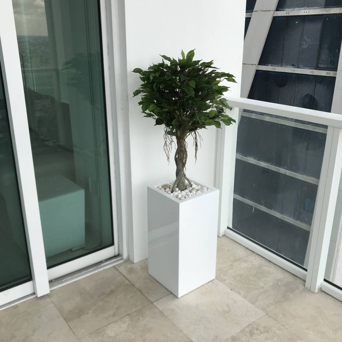 Tolga Corner Fiberglass Planter | JBD Concepts